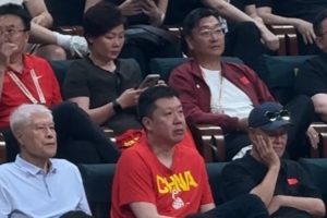 王治郅与赵本山观战男篮世预赛!蒋兴权&宋小宝也在现场配图
