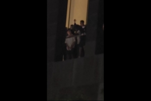 超高人气!C罗现身酒店阳台,引发现场大量球迷欢呼配图