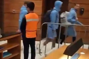 魔鬼主场！英格兰抵达墨西哥下榻酒店，遭数百名墨西哥球迷的嘘声配图