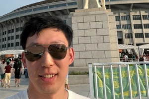 足篮联动!周琦支持同城球队:三里屯国安打卡!配图