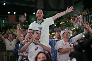 英格兰球迷不满墨西哥比赛改时间:球迷再次被当成草芥配图