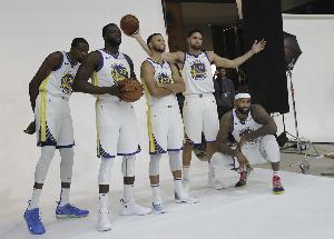 当年也算震惊联盟了！8年前的今天：考辛斯1年530万加盟勇士配图