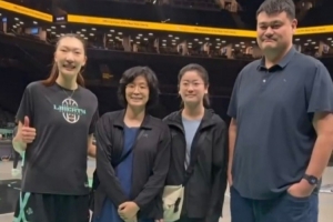 姚明携妻子女儿现身纽约 观战自由人并和韩旭合影配图