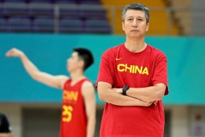 解说：长期集训是非常落后的 队员容易以疲惫的状态进入比赛周期配图