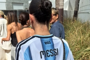 太阳报:小贝二儿子带女友看世界杯,女友穿梅西球衣配图
