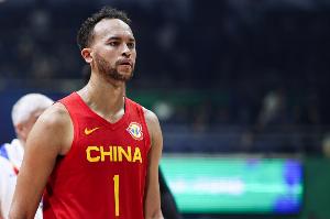 杨毅:李凯尔归化当时是高层领导特批 他人很好但太慢带不动我们配图