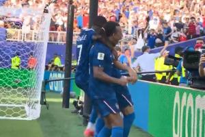 法国1-0领先巴拉圭!姆巴佩点射,杜埃倒地VAR介入改判点球!配图