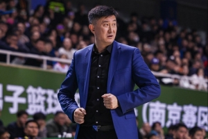 媒体人:杜锋公务繁忙 广东男篮理应主动为杜导减压 或改聘外教配图