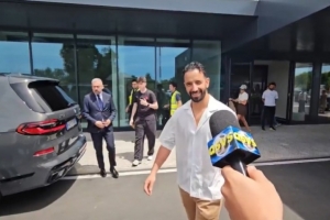 满面红光!记者:阿莫林抵达利纳特机场,即将开启米兰执教生涯配图