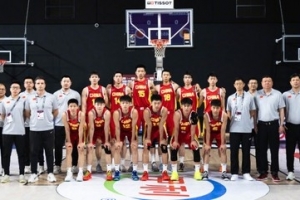 媒体人:国青多数球员比对手小一岁成绩值得鼓励 篮板&三分是短板配图