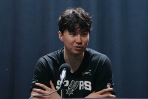 李贤重:我希望成为像克莱一样的球员 我的罚球节奏就是模仿他的配图
