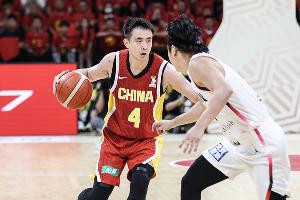 王俊杰替补!男篮首发:赵继伟、贺希宁、朱俊龙、胡金秋、李弘权配图