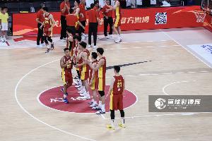 媒体人：中国男篮没有受到输给日本的影响 外线敢投不怕没篮板配图