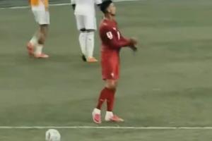 实拍西班牙绝杀后C罗反应:不断比划手势,似乎在催促队友开球配图