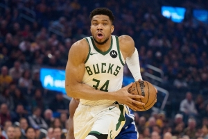 字母哥:NBA没人能一对一防住我 他们通常得用3个人来防配图