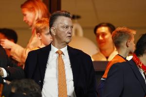 西媒:法院裁定范加尔胜诉,涉及其离开巴萨后的赔偿金税务纠纷配图