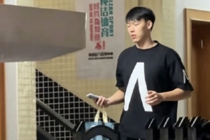 网友拍摄到之前在广州养伤康复的张昊目前已回到广东宏远俱乐部配图