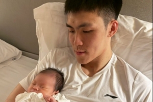 为国征战辛苦了!庞峥麟晒与孩子的合照:第一次见面 多多指教配图