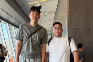 球迷拉斯维加斯机场偶遇杨瀚森!开拓者夏联首战将于后天开打!配图