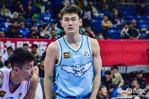 直播吧:青岛男篮与王睿泽签订了为期三年的C类合同配图
