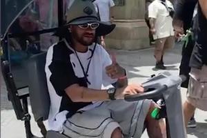 出局后首次露面!内马尔现身奥兰多环球影城,骑电动车和粉丝互动配图