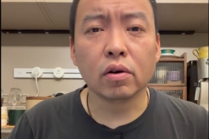 解说：小卡事件过了一年了结果还没有解决 这个时间点太尴尬了配图