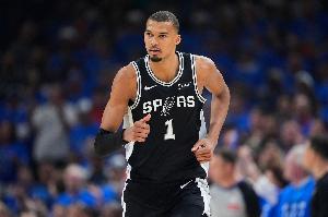 媒体人：文班降薪给球队带来极大灵活性 一心求胜主动降薪不奇怪配图