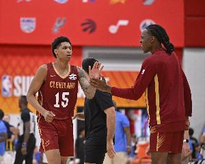 今年34号秀 米利克·托马斯15投7中&三分5中2得到20分5板3助配图