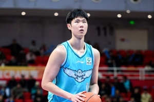 上赛季场均7.5分3板！场均媒体人：青岛用顶格C类合同留下赵嘉义配图