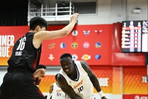 太阳夏联主帅:弗莱明和马卢阿奇 均在今日比赛中遭遇抽筋困扰配图