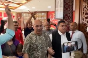 荣归故里!埃及主帅哈桑回国受到热烈欢迎,球迷模仿他的交叉手势配图