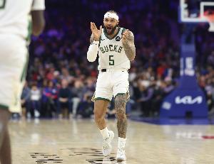 解说:特伦特上次续约是底薪&现在4年6400万 合同问题太明显了配图