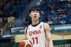 媒体人：张博源在路易斯维尔融入的非常好 NCAA适合开朗上进球员配图