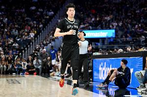 外线失准!李贤重7中2&罚球7中5拿到12分3板 三分5投0中配图