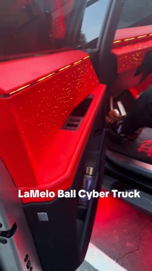 还是马路杀手吗?三球已经开着自己的Cybertruck出现在明州街头配图