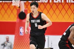 媒体人：杨瀚森现在感觉自在多了 他知道自己要干什么 能干什么配图