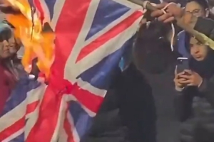 阿根廷球迷焚烧英国国旗,英格兰球迷:烧错旗有点蠢,地理还得学配图