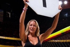 身材曼妙!WNBA美女球员索菲·坎宁安在UFC赛前扮演举牌小姐配图