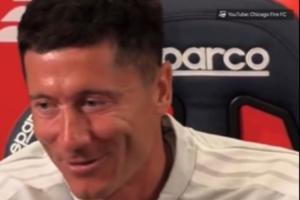 逗笑记者!莱万调侃:真搞不懂你们为啥叫soccer,明明是用脚踢的配图
